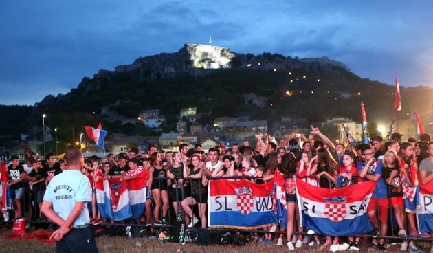 05.08.2016., Knin – U sklopu proslave Dana pobjede i domovinske zahvalnosti odrzan je humanitarni koncert pod nazivom Pobjeda za heroje tijekom kojeg su se u pozivnom centru prikupljali novci za obnovu vukovarskog vodotornja. Photo: Dusko Jaramaz/PIXSELL