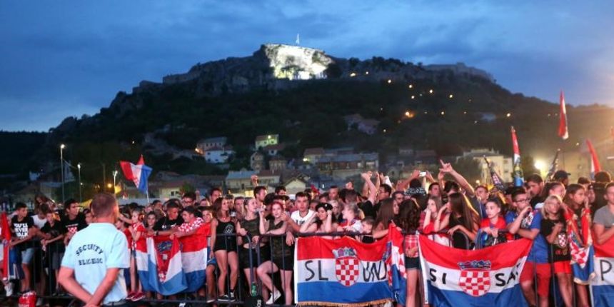 05.08.2016., Knin – U sklopu proslave Dana pobjede i domovinske zahvalnosti odrzan je humanitarni koncert pod nazivom Pobjeda za heroje tijekom kojeg su se u pozivnom centru prikupljali novci za obnovu vukovarskog vodotornja. Photo: Dusko Jaramaz/PIXSELL 05.08.2016., Knin – U sklopu proslave Dana pobjede i domovinske zahvalnosti odrzan je humanitarni koncert pod nazivom Pobjeda za heroje tijekom kojeg su se u pozivnom centru prikupljali novci za obnovu vukovarskog vodotornja. Photo: Dusko Jaramaz/PIXSELL