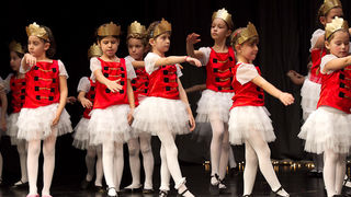 Plesna čestitka Zadarskog plesnog ansambla, Foto: Leo Banić Plesna čestitka Zadarskog plesnog ansambla, Foto: Leo Banić