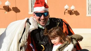 Djedice Mrazovi spustili se padobranom na Forum