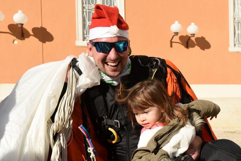 Djedice Mrazovi spustili se padobranom na Forum