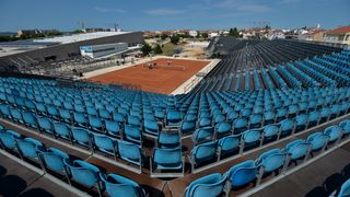 Pri kraju radovi na montažnim tribinama teniskog terena u SC Višnjik