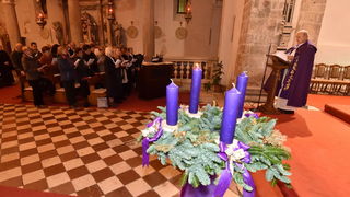 Upaljene prve adventske svijeće u crkvi sv. Šime i na Trgu Petra Zoranića