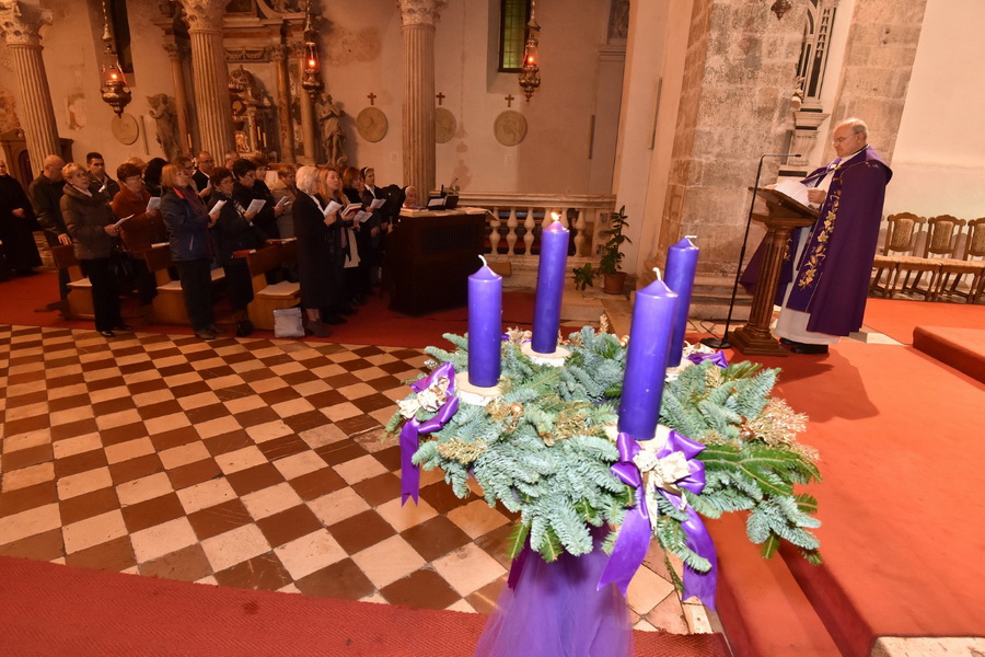 Upaljene prve adventske svijeće u crkvi sv. Šime i na Trgu Petra Zoranića