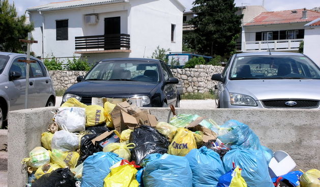 Pag, 090510. Posljedice novog sustava zbrinjavanja kucnog otpada na Pagu su stravicne, smece se nalazi posvuda, a na mjesta gdje su se nalazili kontejneri dio gradjana baca vrece koje macke i galebovi razvlace po ulicama. Foto: Dijana Vuleta / CROPIX