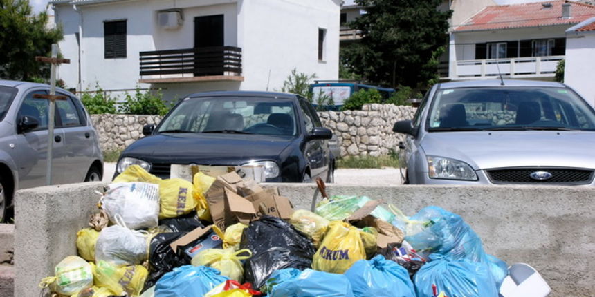 Pag, 090510. Posljedice novog sustava zbrinjavanja kucnog otpada na Pagu su stravicne, smece se nalazi posvuda, a na mjesta gdje su se nalazili kontejneri dio gradjana baca vrece koje macke i galebovi razvlace po ulicama. Foto: Dijana Vuleta / CROPIX