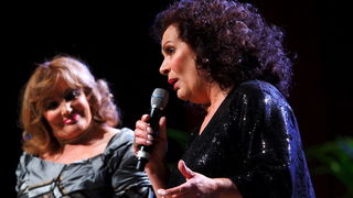 Zagreb 131011.
KD Vatroslav Lisinski.
Koncert Hrvatske dive, na kojem su nastupale Tereza Kesovija, Radojka Sverko i Gabi Novak.
Na slici: Radojka Sverko i Tereza Kesovija.
Foto: Goran Mehkek / Cropix