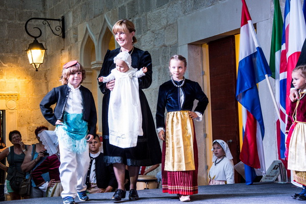 8. Međunarodni festival čipke u Pagu obilježila je modna revija i nastup klape Sol