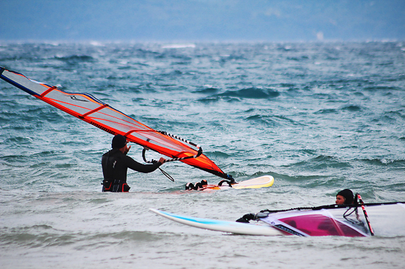Windsurferi na Kolovarima, 11. travnja 2012. (foto:Saša Čuka) Windsurferi na Kolovarima, 11. travnja 2012. (foto:Saša Čuka)