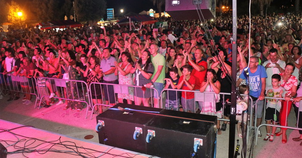 Virsko ljeto 2016: Tomislav Bralić i klapa Intrade oduševili 12 tisuća obožavatelja na virskoj rivi Virsko ljeto 2016: Tomislav Bralić i klapa Intrade oduševili 12 tisuća obožavatelja na virskoj rivi