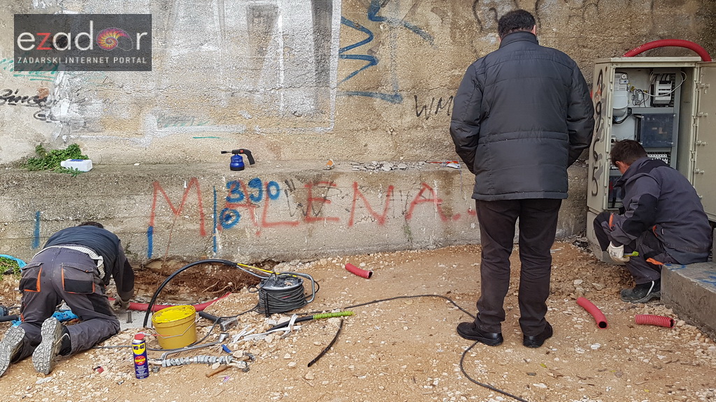 Na rekonstruirano križanje u Vruljici postavlja se završni sloj asfalta Na rekonstruirano križanje u Vruljici postavlja se završni sloj asfalta