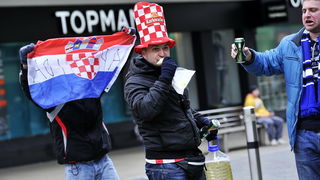 Swansea (Wales), 260313.
Swansea uoci kvalifikacijske utakmice za Svjetsko prvenstvo u Brazilu, 2014. godine, izmedju reprezentacija Walesa i Hrvatske.
Hrvatski navijaci u centru grada, prije vecerasnje nogometne utakmice .
Foto: Boris Kovacev / CROPIX