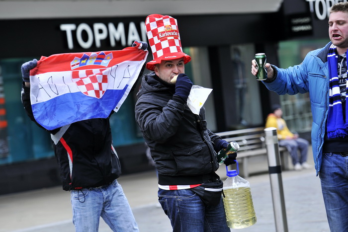 Swansea (Wales), 260313.
Swansea uoci kvalifikacijske utakmice za Svjetsko prvenstvo u Brazilu, 2014. godine, izmedju reprezentacija Walesa i Hrvatske.
Hrvatski navijaci u centru grada, prije vecerasnje nogometne utakmice .
Foto: Boris Kovacev / CROPIX