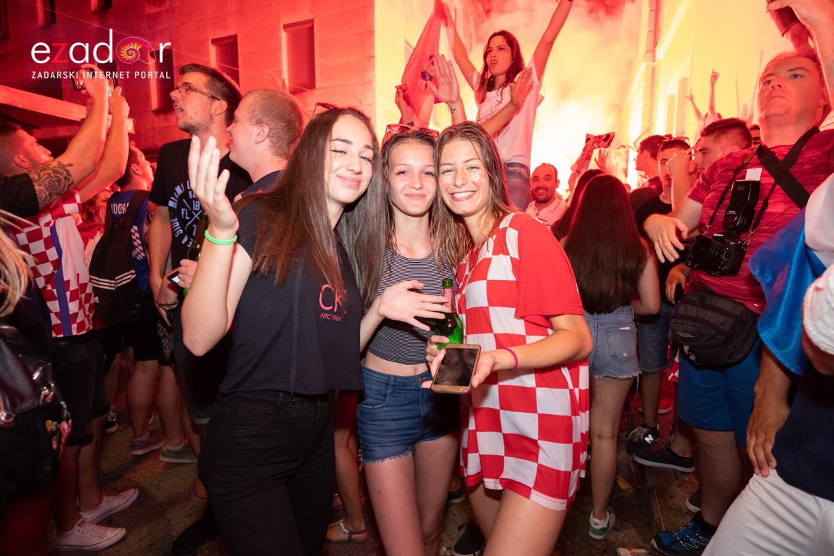Čudesna noć: Velika fešta ulicama Zadra nakon plasmana Vatrenih u finale SP Čudesna noć: Velika fešta ulicama Zadra nakon plasmana Vatrenih u finale SP