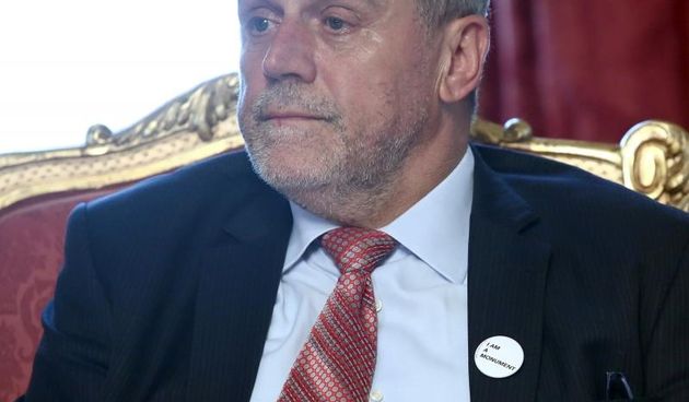 Gradonacelnik Zagreba Milan Bandic na prijemu na kojem je sluzbeno ispratio i zazelio mnogo uspjeha hrvatskoj sportasici, atleticarki Sandri Perkovic i taekwondoasu Filipu Grgicu nosio je bedz na kojem pise I am a Monument (hrv. Ja sam spomenik). Photo: