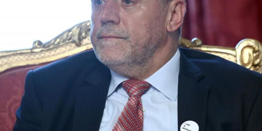 Gradonacelnik Zagreba Milan Bandic na prijemu na kojem je sluzbeno ispratio i zazelio mnogo uspjeha hrvatskoj sportasici, atleticarki Sandri Perkovic i taekwondoasu Filipu Grgicu nosio je bedz na kojem pise I am a Monument (hrv. Ja sam spomenik). Photo: