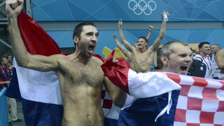 London, 120812.
Vaterpolo Arena.
Hrvatska muska vaterpolo reprezentacija igra finalnu utakmicu protiv Italije tijekom Olimpijskih Igara u Londonu.
Na fotografiji: Hrvatska je osvojila zlatnu medalju.
Foto: Drago Sopta / CROPIX London, 120812.
Vaterpolo Arena.
Hrvatska muska vaterpolo reprezentacija igra finalnu utakmicu protiv Italije tijekom Olimpijskih Igara u Londonu.
Na fotografiji: Hrvatska je osvojila zlatnu medalju.
Foto: Drago Sopta / CROPIX