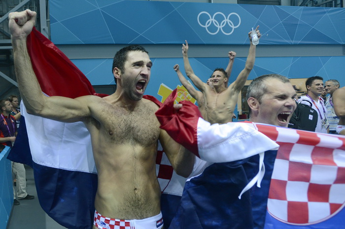 London, 120812.
Vaterpolo Arena.
Hrvatska muska vaterpolo reprezentacija igra finalnu utakmicu protiv Italije tijekom Olimpijskih Igara u Londonu.
Na fotografiji: Hrvatska je osvojila zlatnu medalju.
Foto: Drago Sopta / CROPIX London, 120812.
Vaterpolo Arena.
Hrvatska muska vaterpolo reprezentacija igra finalnu utakmicu protiv Italije tijekom Olimpijskih Igara u Londonu.
Na fotografiji: Hrvatska je osvojila zlatnu medalju.
Foto: Drago Sopta / CROPIX