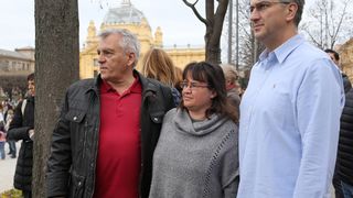 Premijer Plenović došao na prosvjed protiv nasilja #spasime Premijer Plenović došao na prosvjed protiv nasilja #spasime