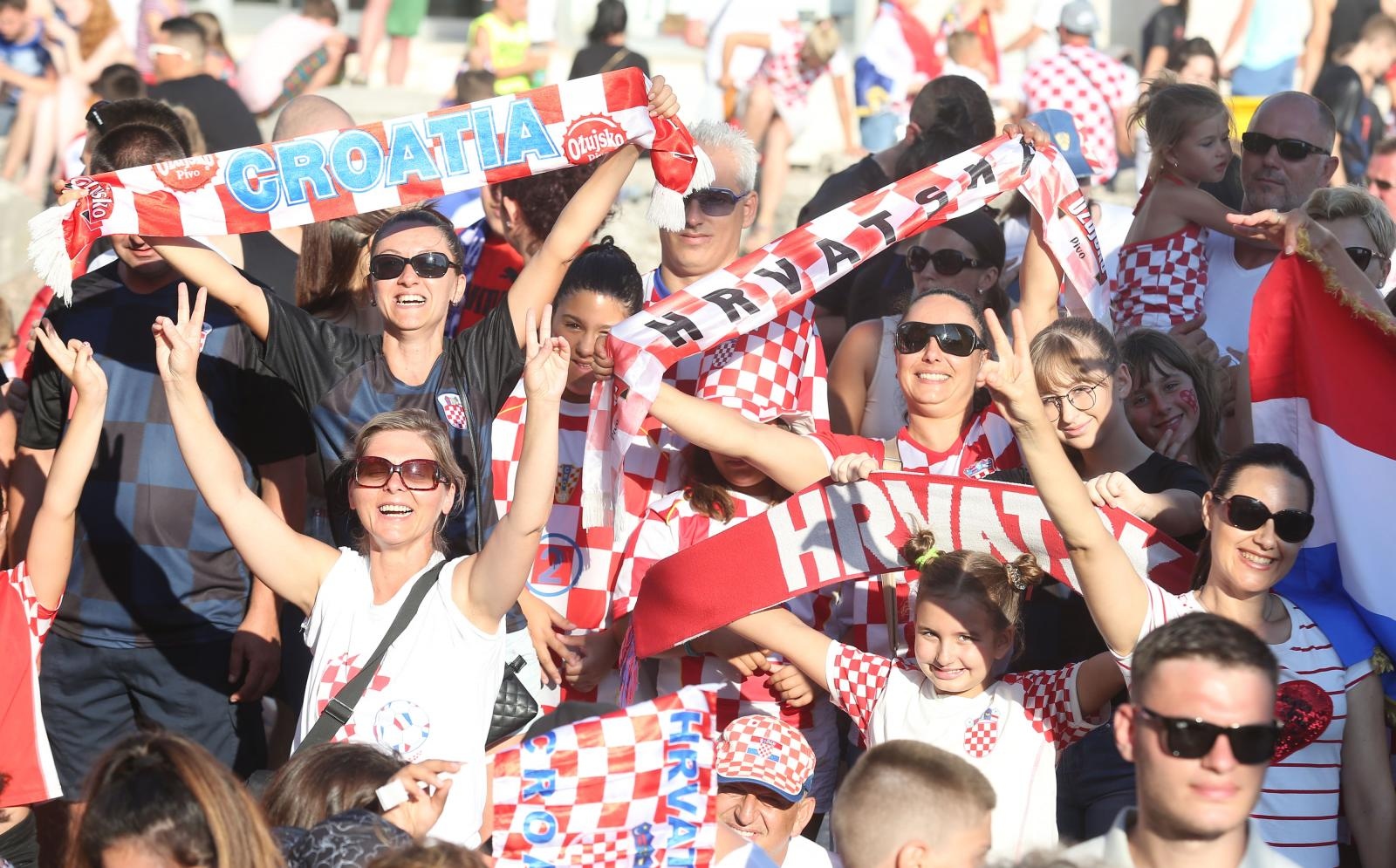 Zadar dočekao svoje Vatrene: Sve generacije okupile se na Forumu