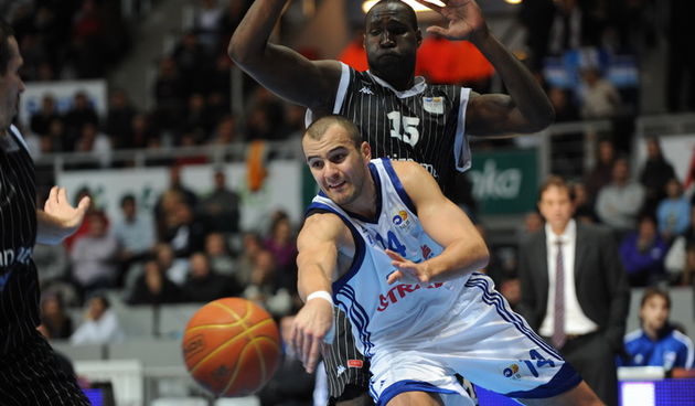 Zadar, 121210. Dvorana Kresimir Cosic. 11. kolo NLB lige, kosarkaska utakmica izmedju KK Zadar i KK Partizan. Na slici: Ive Ivanov, igrac Zadra Foto: Andrija Lucic / CROPIX