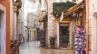 Zatvorene butige i poluprazan zadarski Poluotok Zatvorene butige i poluprazan zadarski Poluotok