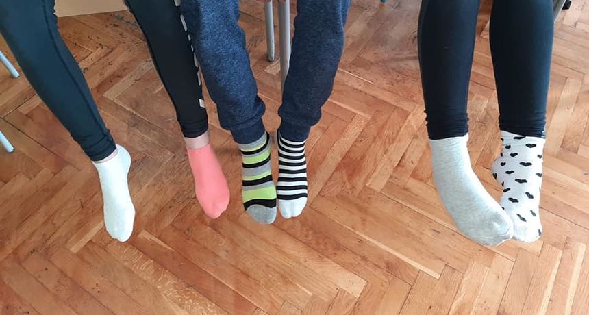 Biogradski osnovnoškolci obilježili Dan šarenih čarapa Biogradski osnovnoškolci obilježili Dan šarenih čarapa