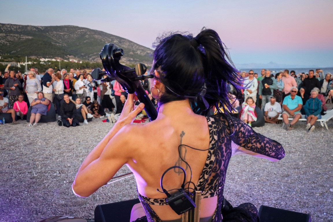 Ana Rucner održala koncertni spektakl u suton na Zlatnom ratu