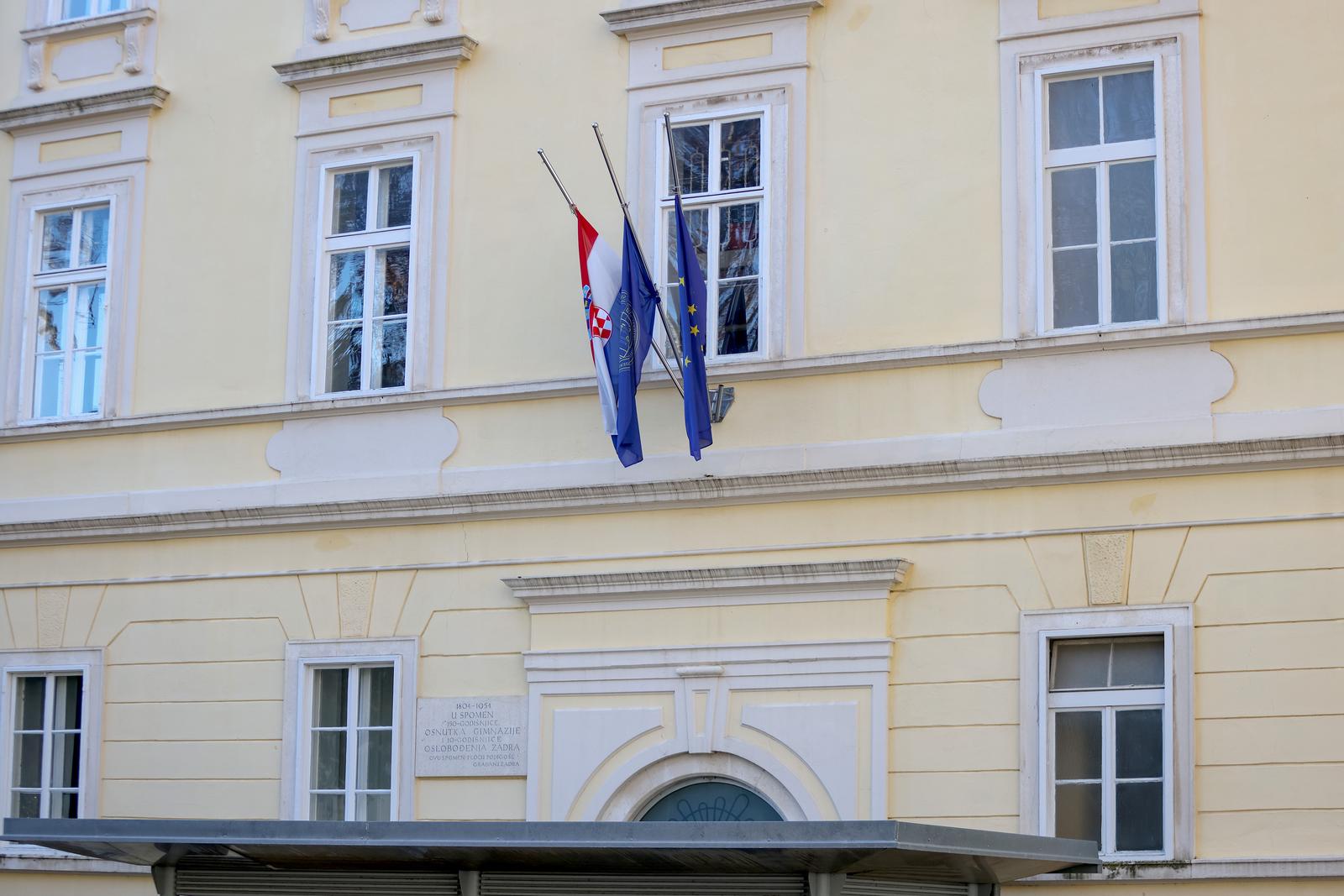 Zbog dana žalosti u Zadru su zastave na pola koplja