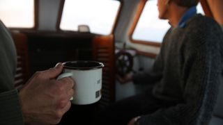 22.12.2013., Zadar – Neobicno toplo vrijeme za prve dane zime dodatni je poticaj za otisnuti se na more i uloviti koju lignju za Badnju vecer. Iako zbog oseke gotovo da nisu mogli isploviti, dva Privlacanca na nedjeljno poslijepodne udaljila su se od ob