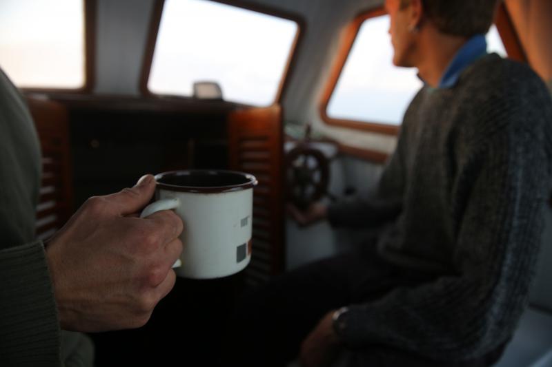 22.12.2013., Zadar – Neobicno toplo vrijeme za prve dane zime dodatni je poticaj za otisnuti se na more i uloviti koju lignju za Badnju vecer. Iako zbog oseke gotovo da nisu mogli isploviti, dva Privlacanca na nedjeljno poslijepodne udaljila su se od ob