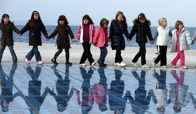 Zadar, 231109.
Djeca djecijih vrtica Sunce nastupala su i igrala se na instalaciji Podrav suncu povodom proslave Dana Grada Zadra.
Foto: Vladimir Ivanov / CROPIX