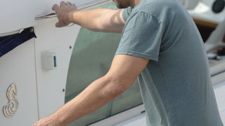 Prigradica, otok Korcula , 270911.
Glumac Javier Bardem snimljen prilikom ukrcaja u brod Majsan marke Beneteau Antares 10,80  koji ga je prebacio na svjetionik Plocica na snimanje filma “Venuto al mondo”.
Foto: Tom Dubravec /  CROPIX