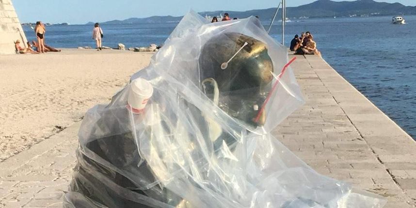 Eko performans na Rivi: Spomenik Špire Brusine omotan folijom Eko performans na Rivi: Spomenik Špire Brusine omotan folijom