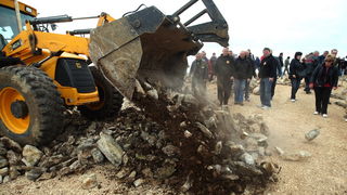 Skabrnja, 230313.
Na Razovljevoj glavici u Skabrnji, uz put koji ce prolaziti uokolo buducega Memorijalnog centra, jutros je izgradjen kriz u suhozidu. U gradnji kriza dimenzija 24 puta 15 metara, visine 80 centimetara te sirine jednog metra sudjelovalo j Skabrnja, 230313.
Na Razovljevoj glavici u Skabrnji, uz put koji ce prolaziti uokolo buducega Memorijalnog centra, jutros je izgradjen kriz u suhozidu. U gradnji kriza dimenzija 24 puta 15 metara, visine 80 centimetara te sirine jednog metra sudjelovalo j