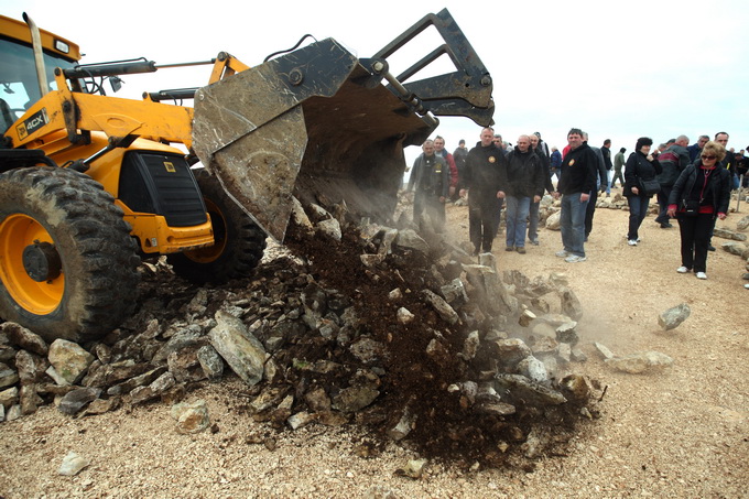 Skabrnja, 230313.
Na Razovljevoj glavici u Skabrnji, uz put koji ce prolaziti uokolo buducega Memorijalnog centra, jutros je izgradjen kriz u suhozidu. U gradnji kriza dimenzija 24 puta 15 metara, visine 80 centimetara te sirine jednog metra sudjelovalo j Skabrnja, 230313.
Na Razovljevoj glavici u Skabrnji, uz put koji ce prolaziti uokolo buducega Memorijalnog centra, jutros je izgradjen kriz u suhozidu. U gradnji kriza dimenzija 24 puta 15 metara, visine 80 centimetara te sirine jednog metra sudjelovalo j