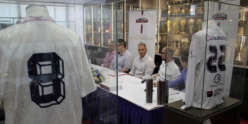 Naš Hajduk predstavio jedinstvenu monografiju, ekskluzivnu zahvalu za svoje donatore! Naš Hajduk predstavio jedinstvenu monografiju, ekskluzivnu zahvalu za svoje donatore!