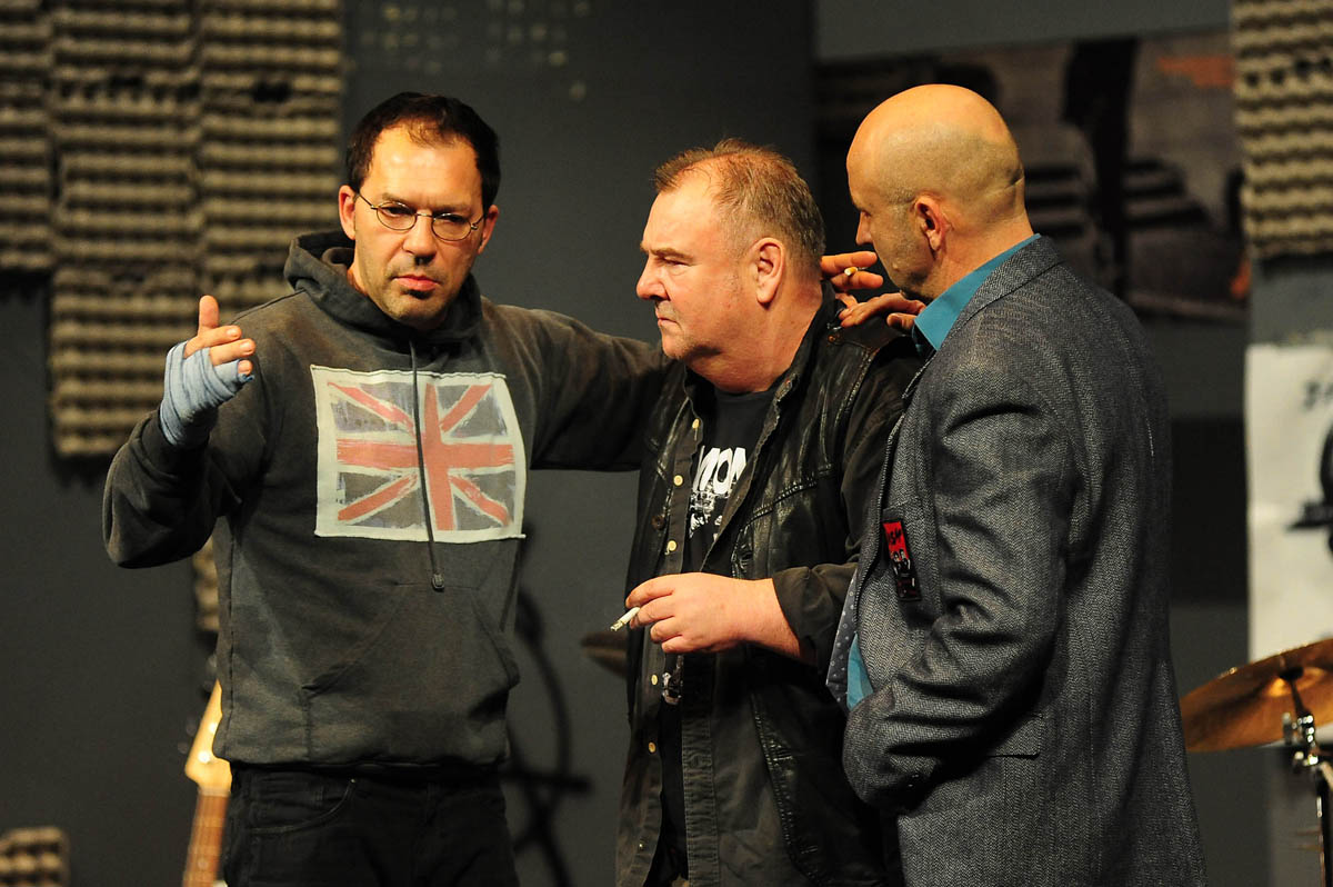 Zadar, 13.3.2014. snimio: Nenad Marčev 
Borivoj Radaković 
GRUPA 
redatelj: Mario Kovač 
igraju: Sreten Mokrović, Ranko Zidarić, 
Ivica Zadro i Iva Visković 
Kazalište KNAP (Kazalište na Peščenici) 
Dvorana HNK Zadar