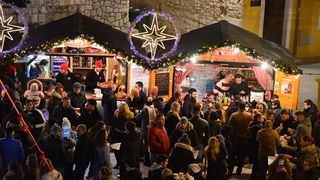 Advent u Zadru: Neno Belan i Fiumensi raspjevali i rasplesali i staro i mlado na Trgu Petra Zoranića Advent u Zadru: Neno Belan i Fiumensi raspjevali i rasplesali i staro i mlado na Trgu Petra Zoranića