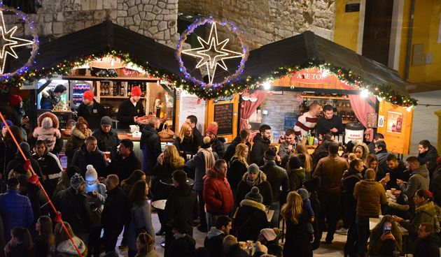 Advent u Zadru: Neno Belan i Fiumensi raspjevali i rasplesali i staro i mlado na Trgu Petra Zoranića