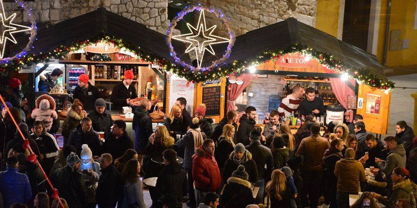 Advent u Zadru: Neno Belan i Fiumensi raspjevali i rasplesali i staro i mlado na Trgu Petra Zoranića