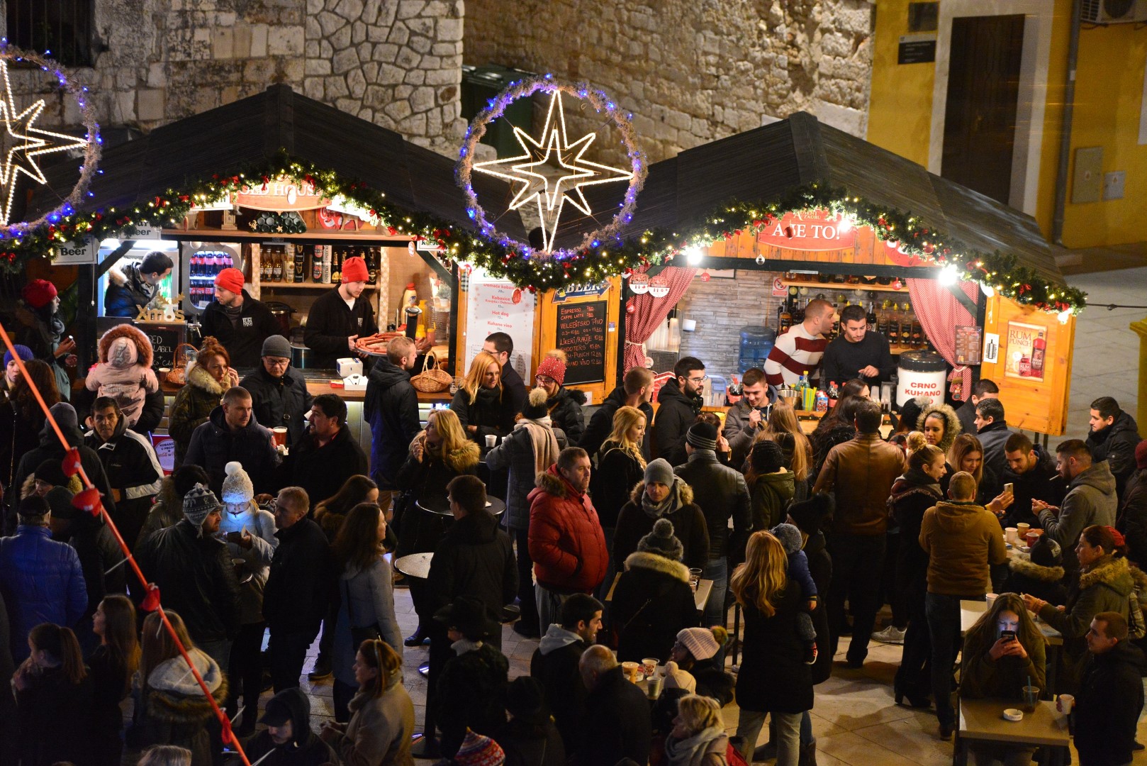 Advent u Zadru: Neno Belan i Fiumensi raspjevali i rasplesali i staro i mlado na Trgu Petra Zoranića Advent u Zadru: Neno Belan i Fiumensi raspjevali i rasplesali i staro i mlado na Trgu Petra Zoranića
