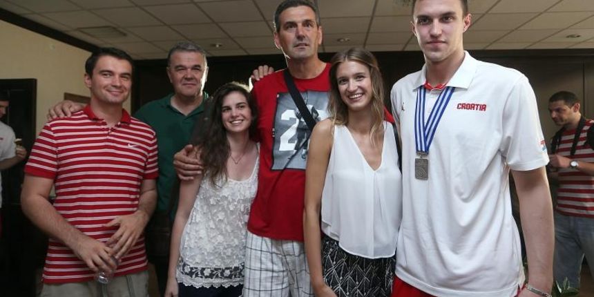06.07.2015., Zagreb – Svecani docek kosarkasa do 19 godina koji su na svjetskom prvenstvu u Grckoj osvojili srebrnu medalju. Photo: Goran Stanzl/PIXSELL 06.07.2015., Zagreb – Svecani docek kosarkasa do 19 godina koji su na svjetskom prvenstvu u Grckoj osvojili srebrnu medalju. Photo: Goran Stanzl/PIXSELL
