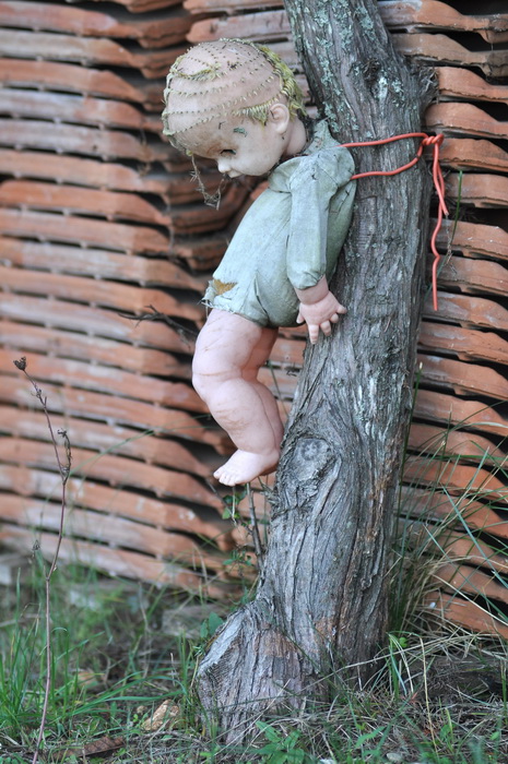 Zadar, 021111
Uz cestu koja vodi od Zadra prema Razancu moze se vidjeti jedan od sigurno najneobicnijih vinograda na svijetu. Umjesto uobicajenih strasila, vinograd cuvaju ogromni plisani medvjedi , lutke, barbike i raznorazne druge igracke i predmeti.
Fo Zadar, 021111
Uz cestu koja vodi od Zadra prema Razancu moze se vidjeti jedan od sigurno najneobicnijih vinograda na svijetu. Umjesto uobicajenih strasila, vinograd cuvaju ogromni plisani medvjedi , lutke, barbike i raznorazne druge igracke i predmeti.
Fo