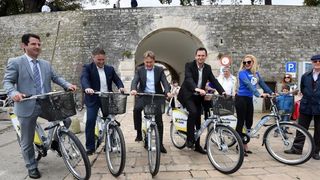 Od danas i Zadar ima nextbike sustav javnih bicikala. Na 4 lokacije moći će se iznajmiti ukupno 25 bicikala. Foto: Dino Stanin/PIXSELL Od danas i Zadar ima nextbike sustav javnih bicikala. Na 4 lokacije moći će se iznajmiti ukupno 25 bicikala. Foto: Dino Stanin/PIXSELL