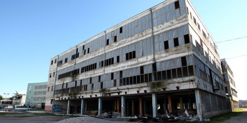 Zadar, 140213.
Bivsa tvornica TIZ. Nakon desetak godina cekanja napokon izradjen urbanisticki plan za podrucje Karme i Arbanasa, a na TIZ-u se priprema dokumentacija za izgradnju modernog gradskog hotela.
Na fotografiji zgrada i prostor bivse tvornice Te Zadar, 140213.
Bivsa tvornica TIZ. Nakon desetak godina cekanja napokon izradjen urbanisticki plan za podrucje Karme i Arbanasa, a na TIZ-u se priprema dokumentacija za izgradnju modernog gradskog hotela.
Na fotografiji zgrada i prostor bivse tvornice Te