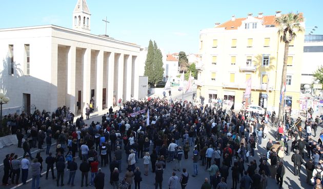 Prosvjed ispred splitskog HNK zbog predstave Olivera Frljića ‘Naše nasilje i vaše nasilje’