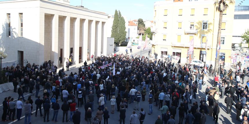 Prosvjed ispred splitskog HNK zbog predstave Olivera Frljića ‘Naše nasilje i vaše nasilje’ Prosvjed ispred splitskog HNK zbog predstave Olivera Frljića ‘Naše nasilje i vaše nasilje’