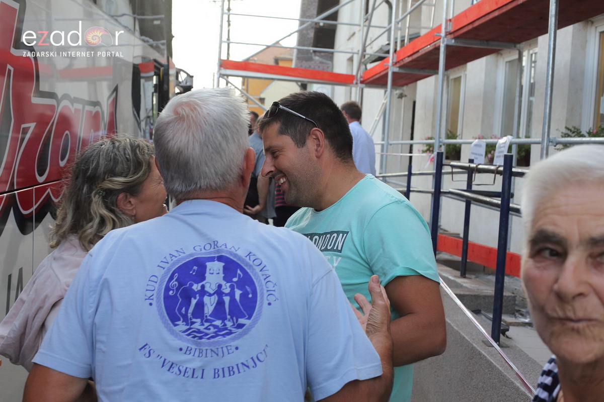 Bibinjci gradišćanskim Hrvatima darovali 1.82 metara visok kip sv. Roka Bibinjci gradišćanskim Hrvatima darovali 1.82 metara visok kip sv. Roka