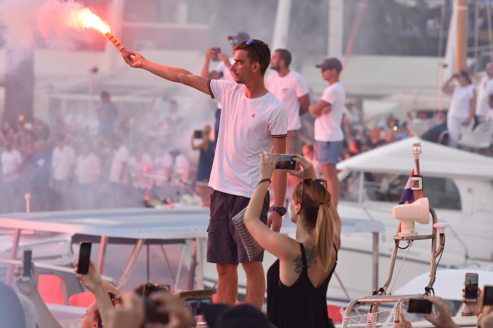 Split dostojanstveno na posljednju plovidbu ispratio legendu Olivera Dragojevića